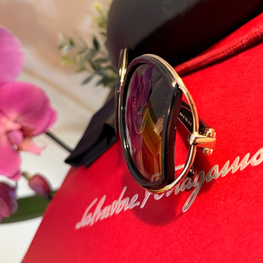 Salvatore Ferragamo SF719S Black Oversized Sunglasses – NWT w/ Case - Picture 7 of 9